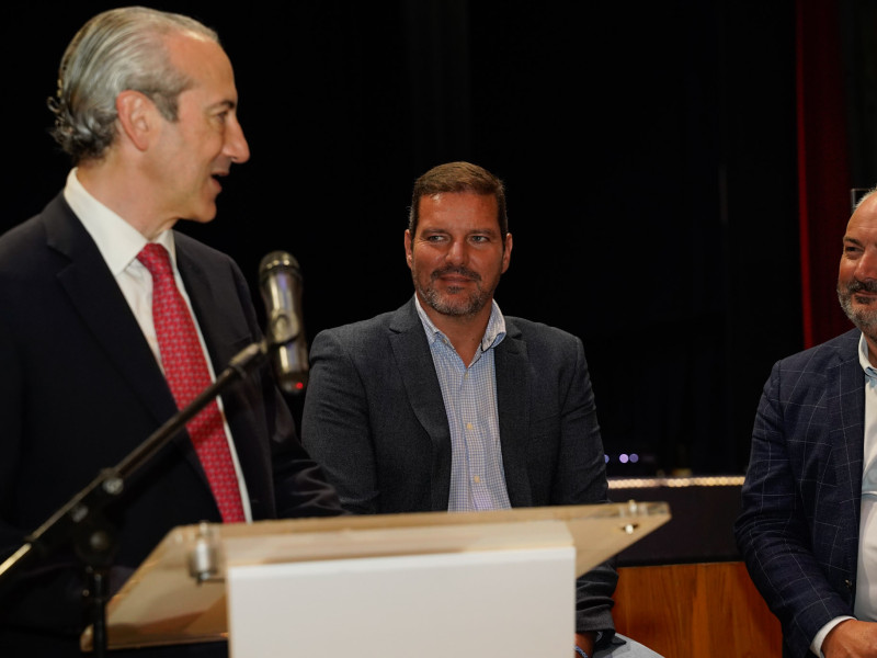 Juan Antonio Cuéllar, José López Campos (Xunta) y José Ramón Riobóo (Diputación) en la presentación de la temporada de la OSG