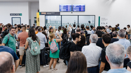 Viajeros en la estación de Chamartín-Clara Campoamor, a 4 de septiembre de 2025, en Madrid (España). Un fallo generalizado en los servidores informáticos de Adif ha paralizado desde esta mañana la circulación de los trenes de alta velocidad (AVE) con origen y destino en Madrid.Carlos Luján / Europa Press04/9/2025