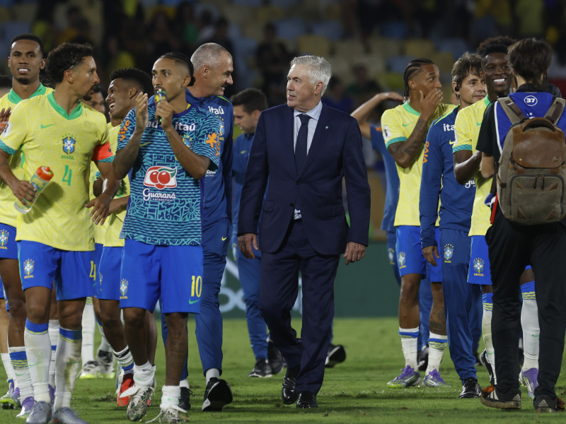 Carlo Ancelotti celebra junto a sus jugadores la victoria sobre Chile.