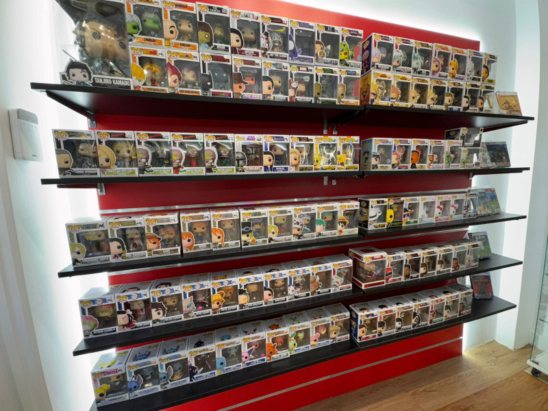 Una estantería llena de funkos