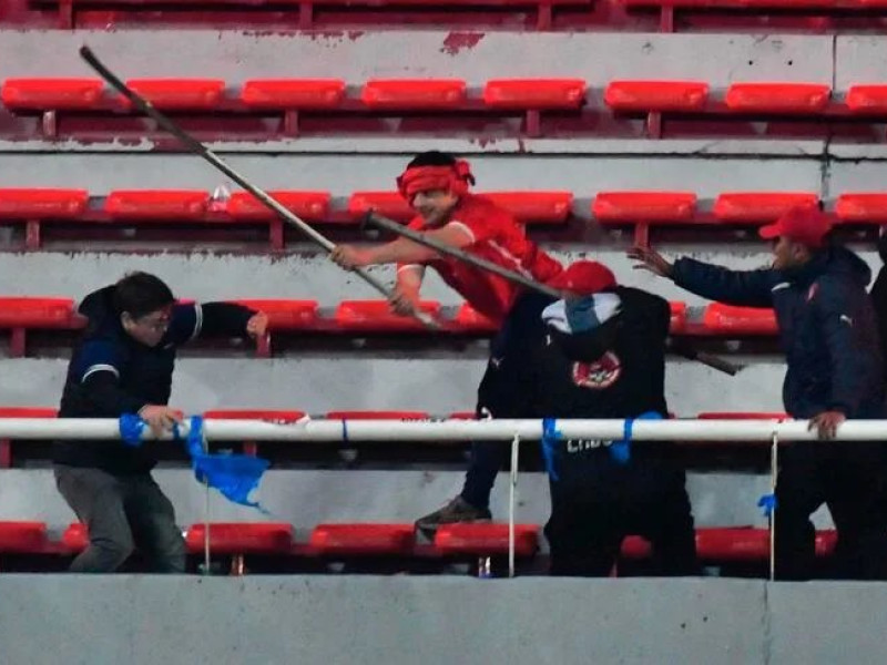 Aficionados argentinos agreden a un menor de edad seguidor del conjunto chileno.