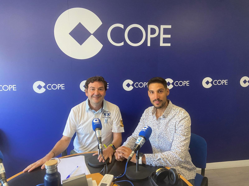 Iván, con Juan Maceiras en los estudios de COPE Ourense