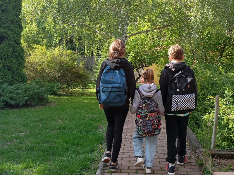 Los tres pequeños se desplazan cada día a sus centros escolares