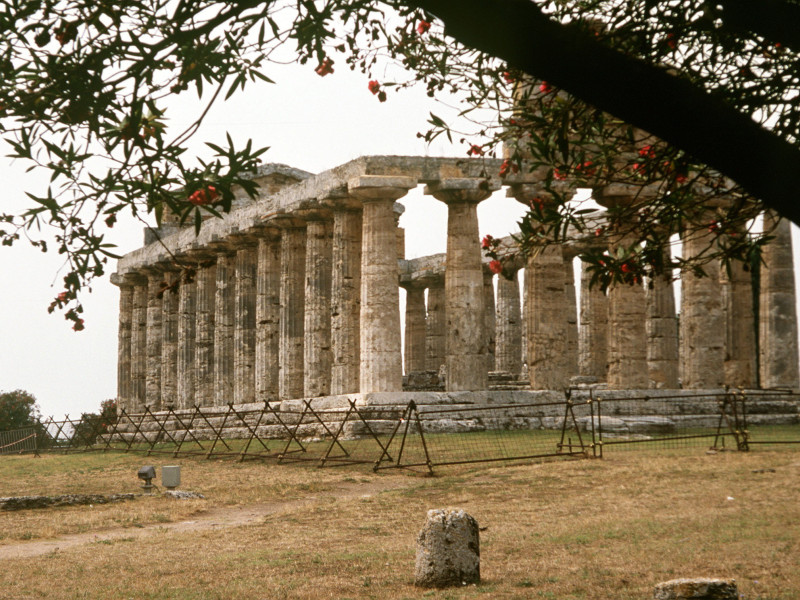 PAESTUM-ITALIA.  AGOSTO DEL 1990- RUINAS ROMANAS.  E F E  /  FCO. MORENO