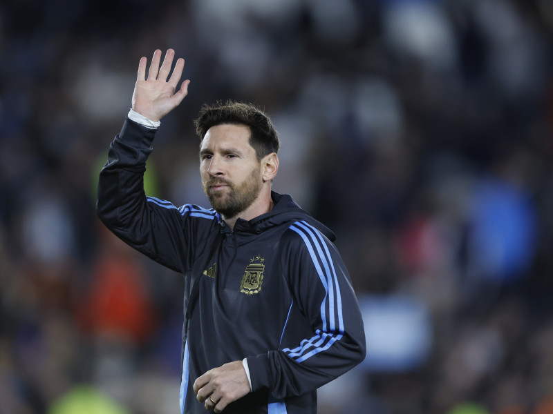 Messi agradece el cariño al público que abarrotó el Monumental para el Argentina-Venezuela.