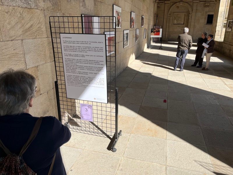 Imagen de la exposición en el claustro de San Martín Pinario