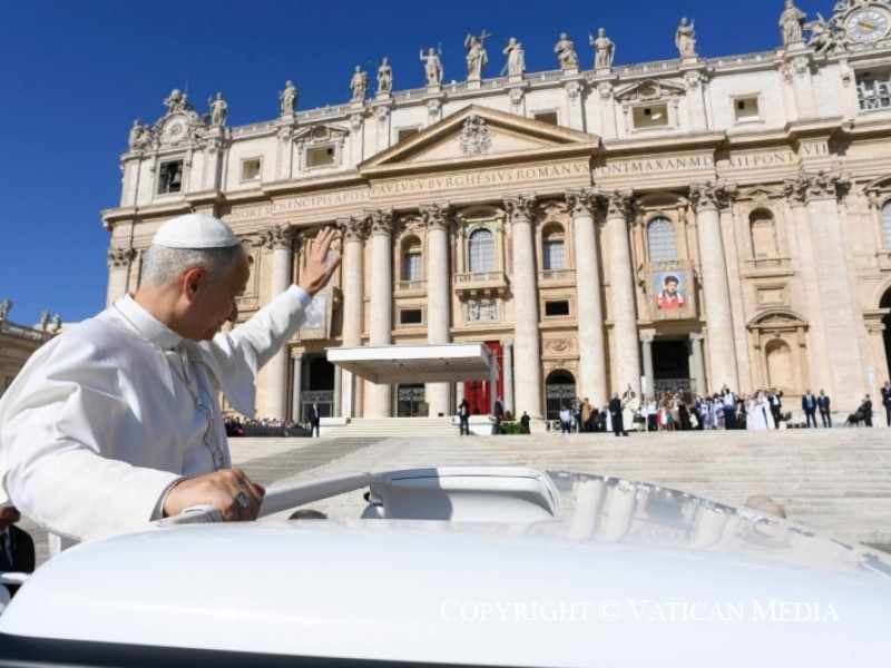 El Papa León XIV, en la víspera de la canonización de Acutis, llega a una plaza de San Pedro abarrotada de fieles