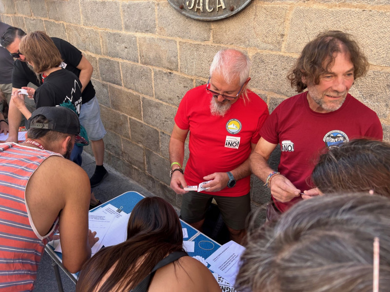 Stand de firmas contra Oroel Park