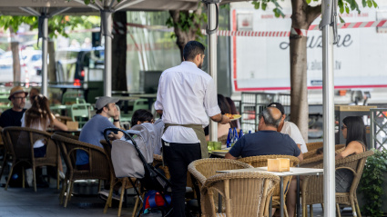 Imagen de recurso de un camarero en un bar