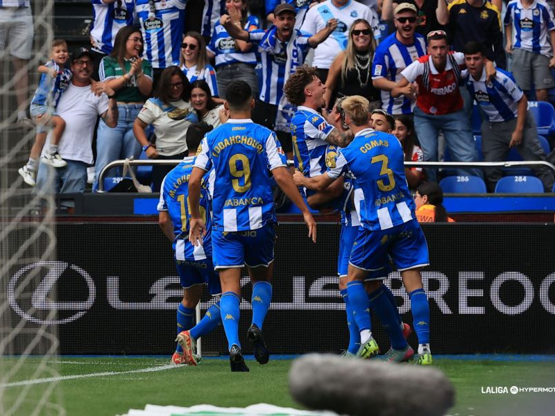 Los jugadores del Dépor celebran el gol de Barcía
