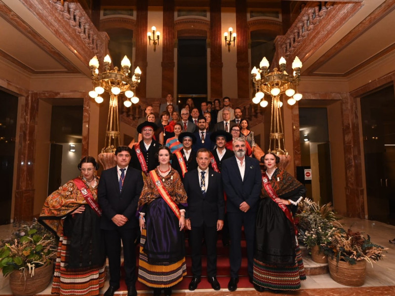 En la escalinata, junto a los Manchegos de la Feria 2025