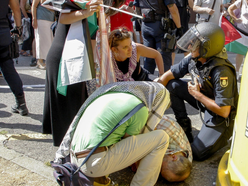 Un hombre herido en las protestas pro Palestina en la Vuelta a España, en Avilés (Asturias)