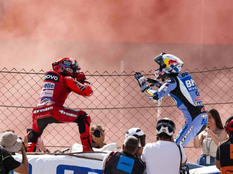 Los hermanos Márquez, Álex y Marc celebran su primer y segundo puesto, en Montmeló.