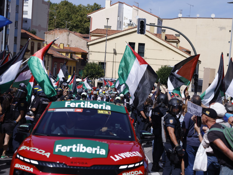 Manifestantes muestran su apoyo a Palestina y su rechazo a la participación del equipo Israel Tech.