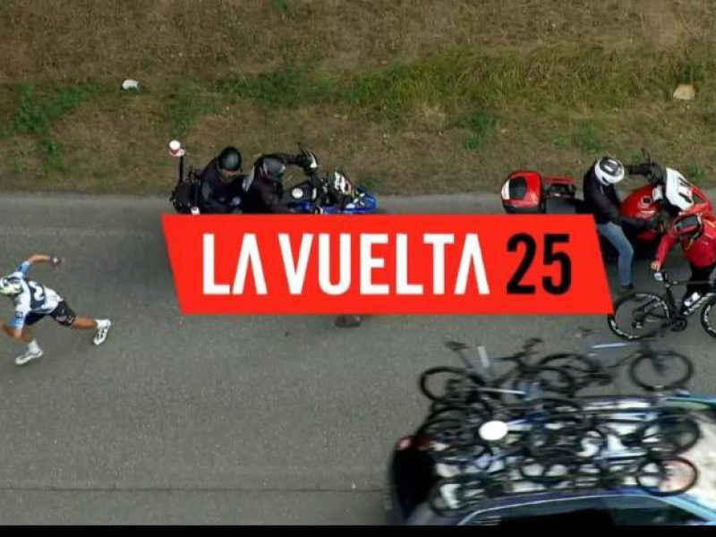 Javier Romo sale corriendo a por el hombre que provocó su caída.