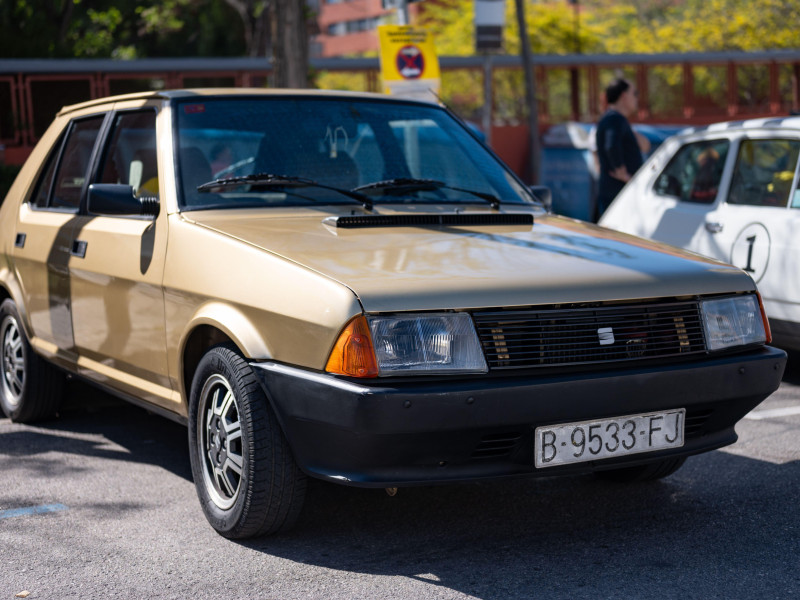 Imagen de un coche antiguo español