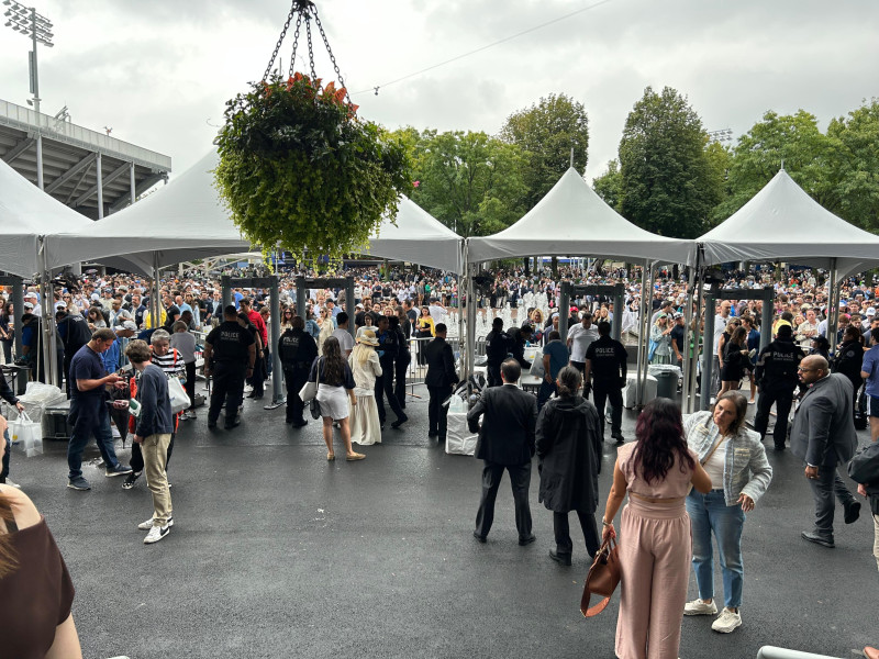 Centenares de aficionados hacen cola antes de la final del US Open