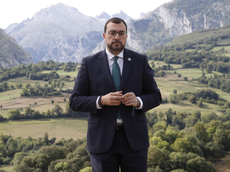 Adrián Barbón, durante la grabación de su mensaje institucional por el Día de Asturias