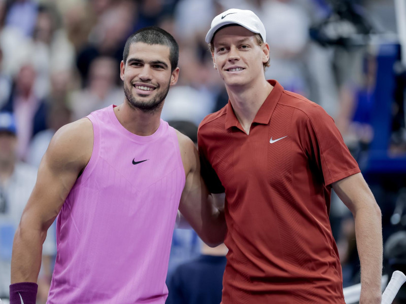 Carlos Alcarz y Sinner se saludan antes de la final del US Open
