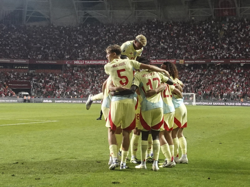 Los jugadores de España celebran el gol de Pedri