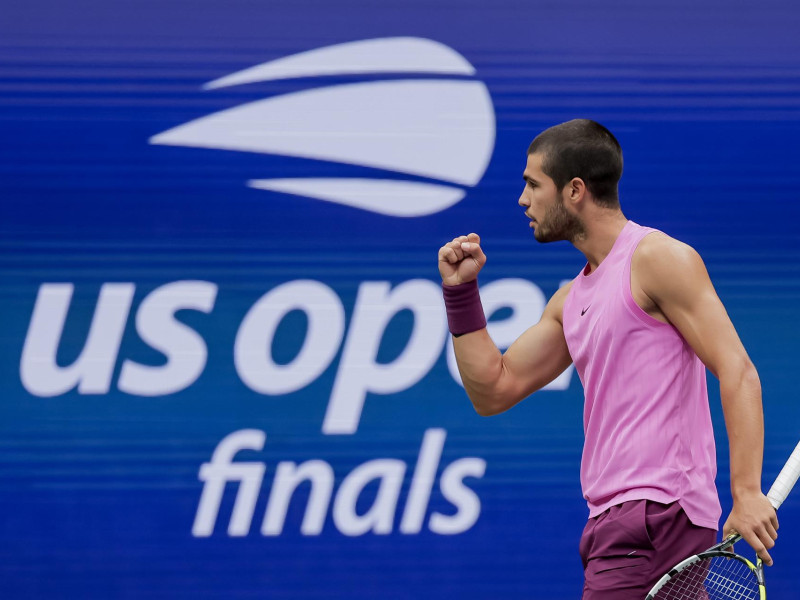 Carlos Alcaraz celebra un punto contra Jannik Sinner en la final del US Open