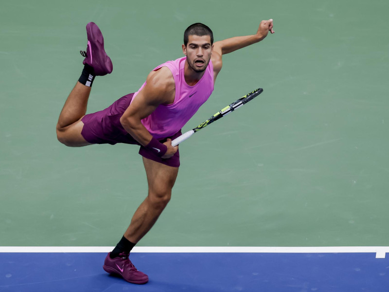 Alcaraz sacando durante la final del US Open
