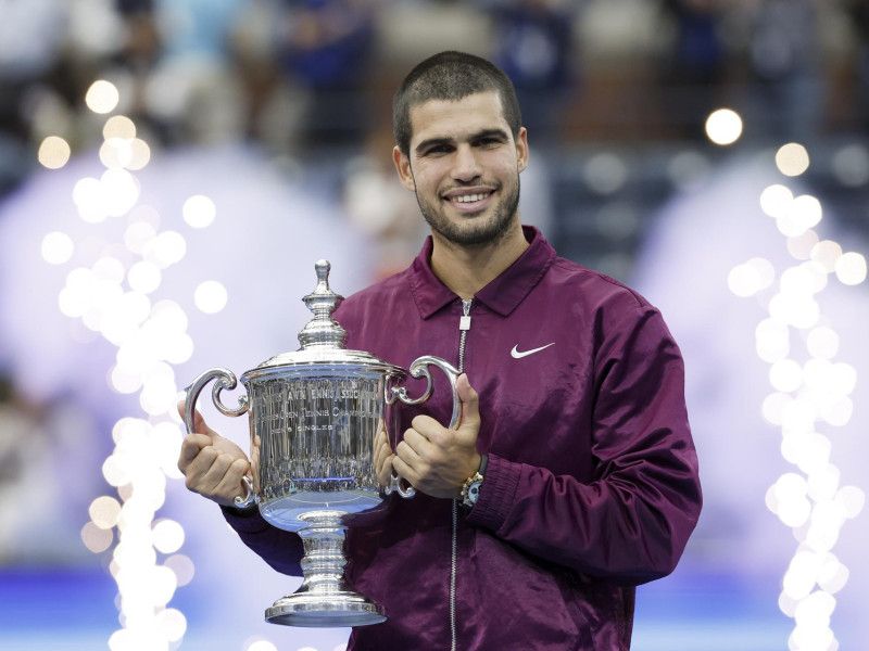 Carlos Alcaraz posa con el trofeo del US Open
