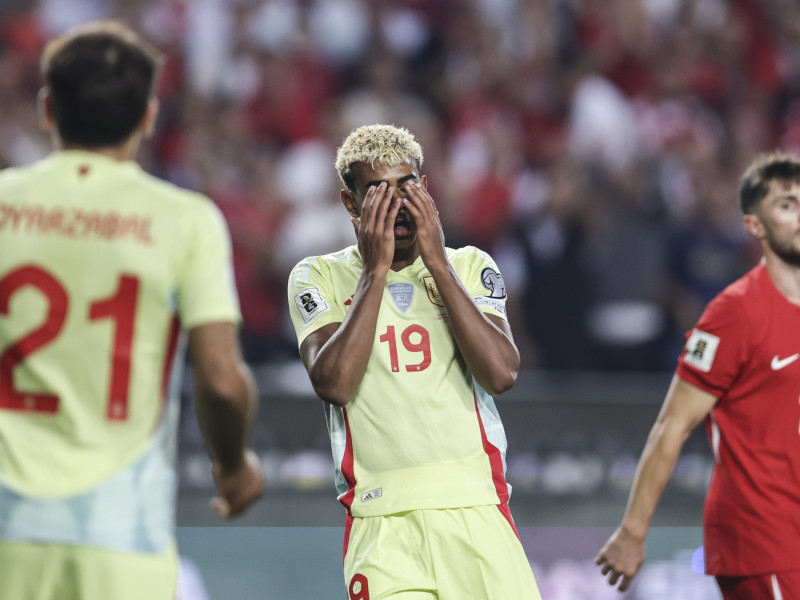 Lamine Yamal se lamenta en el partido ante Turquía
