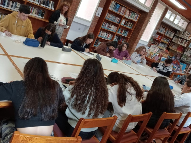 Alumnos en el Club de Lectura