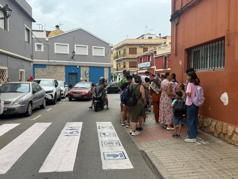 Agentes de la Policía Local regulan el tráfico en hora punta mientras algunos vehículos bloquean los accesos escolares