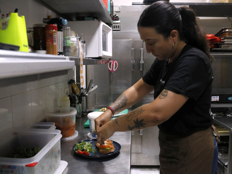 La propietària i xef d'Abbiocco, Marina Alió, prepara una torrada amb pa sense gluten a la cuina del local