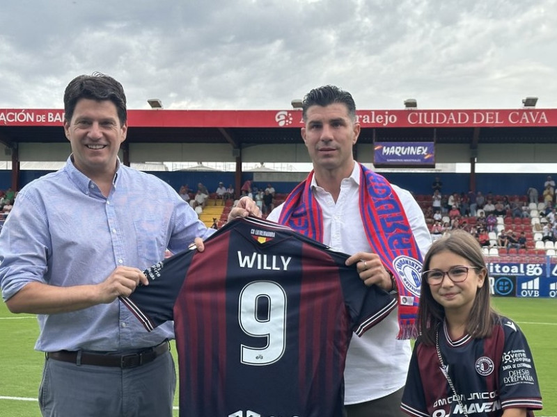 El presidente del CD Extremadura entregó una camiseta a Willy, que fue homenajeado