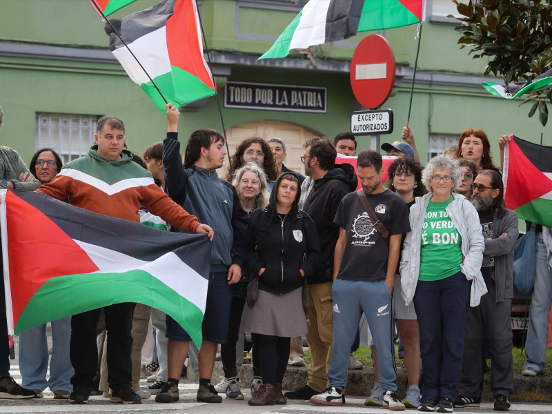 Concentración de apoyo a los detenidos frente a la Comandancia de la Guardia Civil de Lugo