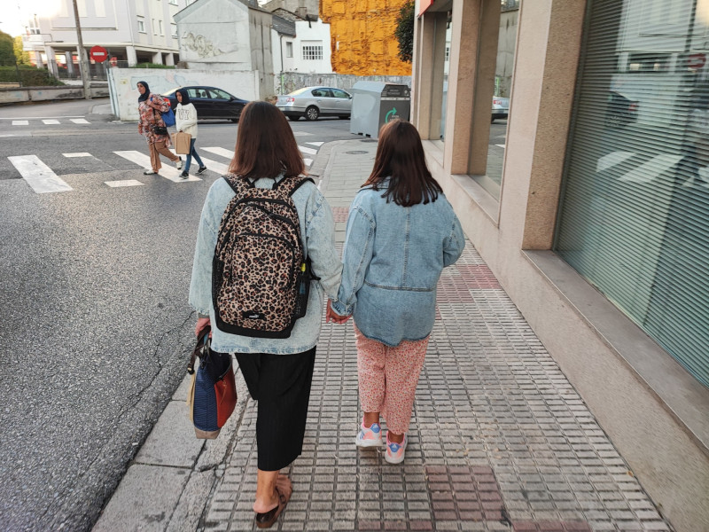 Un madre acompaña a su hija al colegio este 8 de septiembre en Lugo