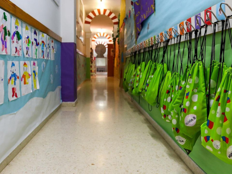 Mochilas colgadas en el pasillo de un colegio de Cantabria