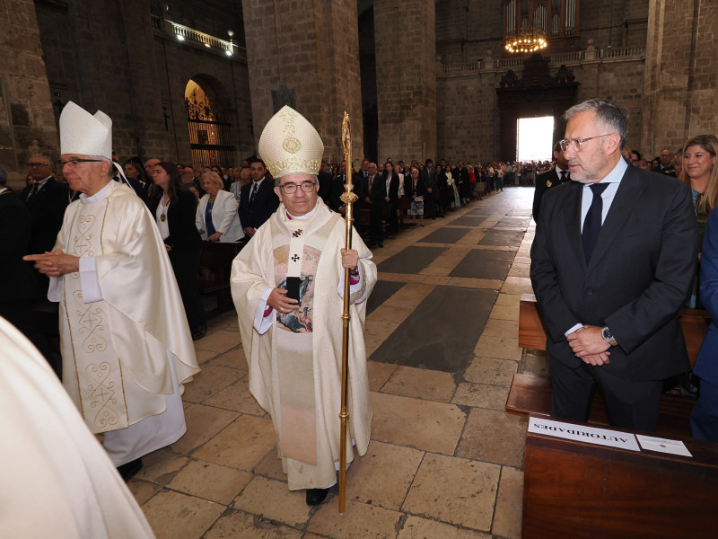 El arzobispo de Valladolid, Luis Argüello, oficia la misa por la Virgen de San Lorenzo, patrona de Valladolid, a la que asisten el presidente de las Cortes, Carlos Pollán, el consejero de la Presidencia de la Junta, Luis Miguel González Gago, y el presidente de la Diputación de Valladolid, Conrado Íscar.