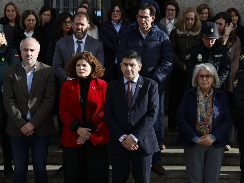 El delegado del Gobierno en Galicia, Pedro Blanco, acompañado por la subdelegada, María Rivas, durante una concentración contra la violencia machista