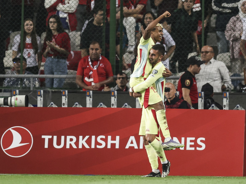 Ferran celebra junto a Lamine Yamal su gol, en el Turquía - España