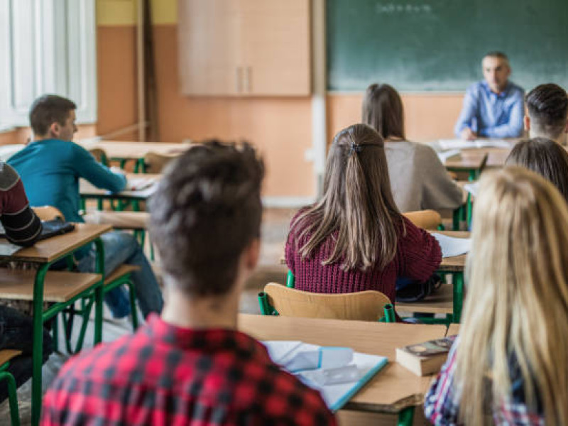 Alumnos de un instituto de secundaria atienden al profesor