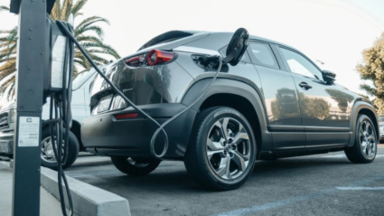 Coche eléctrico repostando