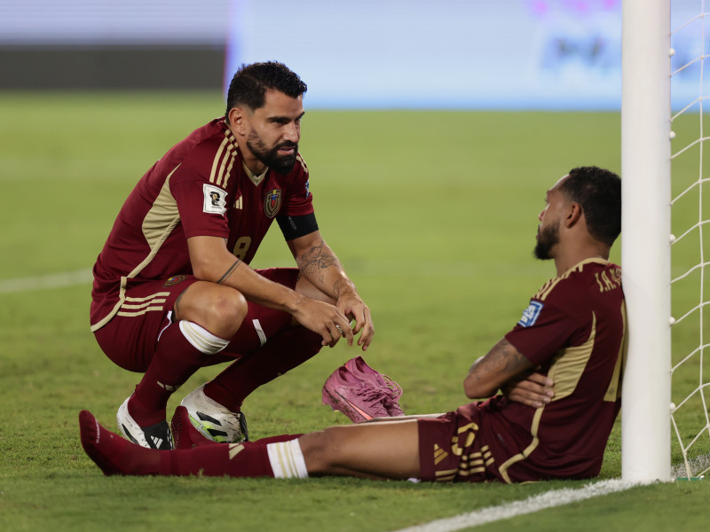 Tomás Rincón y José Martínez se lamentan tras la eliminación de Venezuela.
