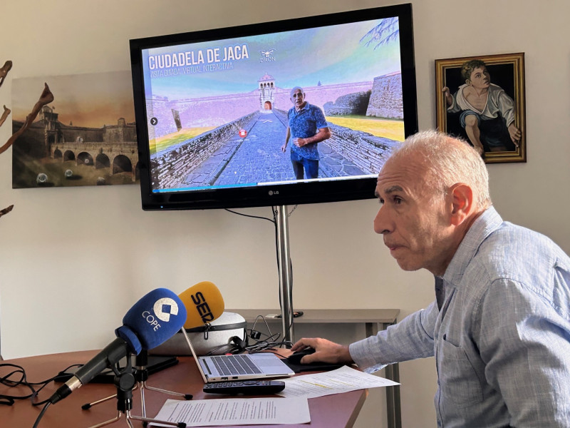 Diego enseña el proyecto a los medios