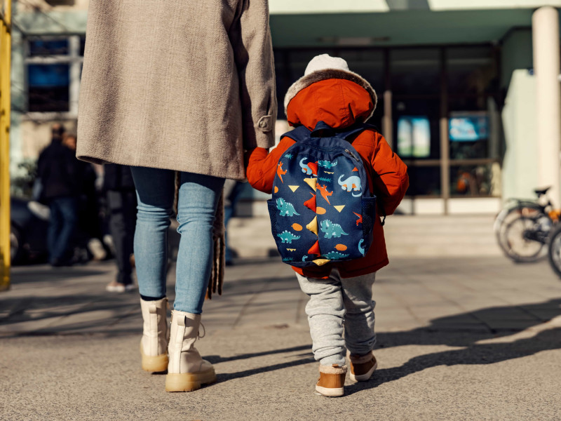 Madre con su hijo entrando en el colegio en la vuelta al cole de este septiembre de 2025