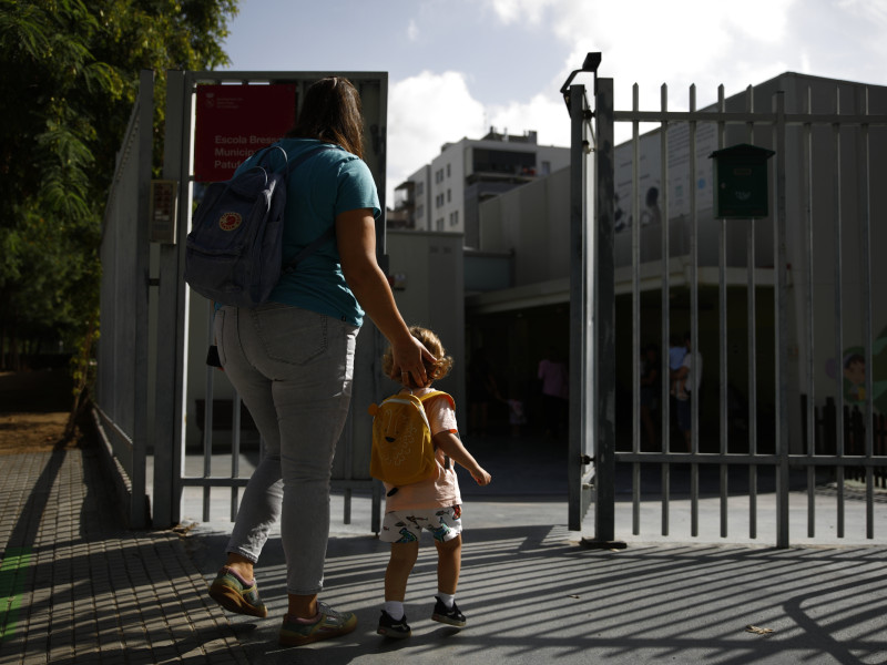 Una madre lleva a su hijo a una guardería durante el primer día de curso académico, a 5 de septiembre de 2022, en Barcelona