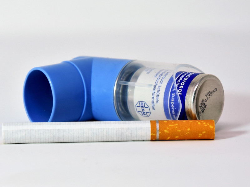 inhalador y cigarrillo