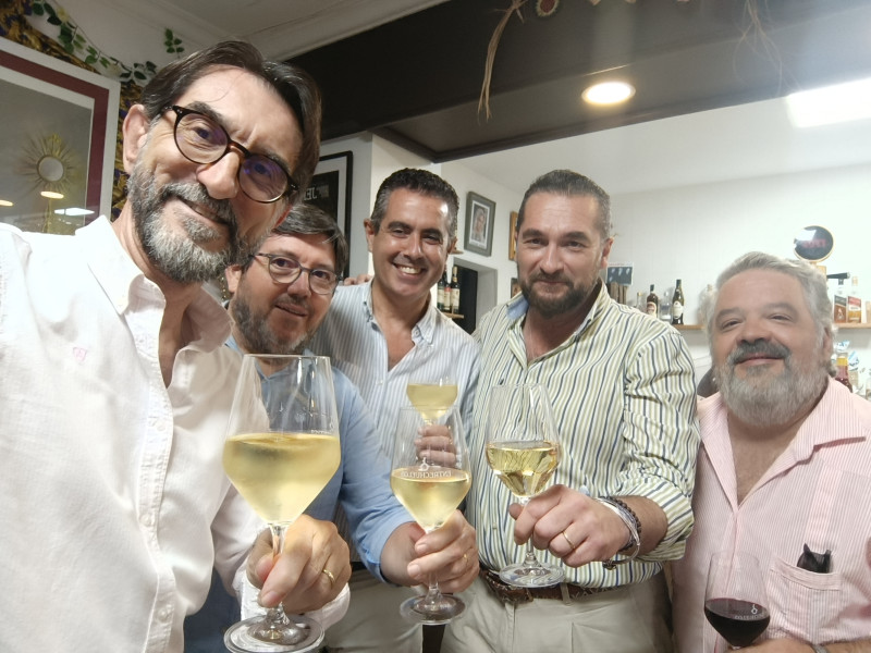 Brindis en D'Recogía tras la grabación del primer 'Carrera Oficial' de este nueva temporada, con el hermano mayor César Díaz entre otros.