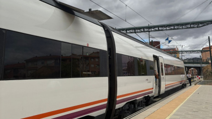 El tren de Extremadura se detiene en Plasencia tras desprenderse parte del techo de un vagón