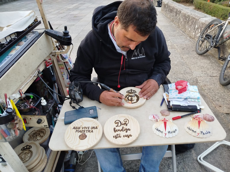Manuel Blanco es artista de calle en Santiago
