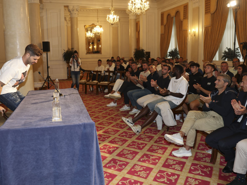 El futbolista del Athletic estuvo arropado por sus compañeros en la rueda de prensa.