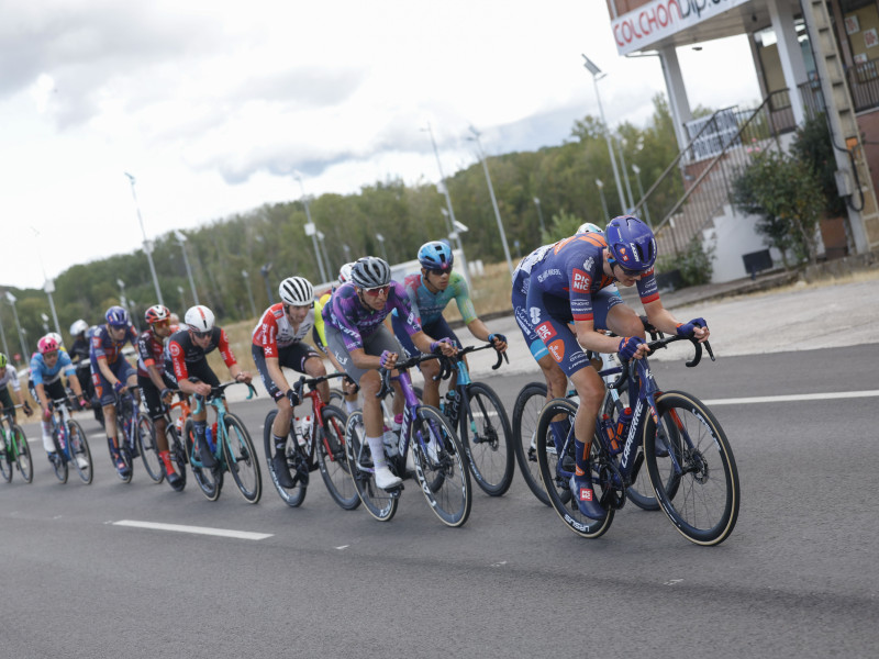 Los ciclistas durante la 17ª etapa de La Vuelta